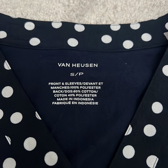 049. 💕 NWT Van Heusen Navy White Polka Dots Top - Picture 3 of 6